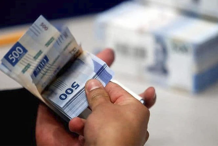 Personal contando dinero